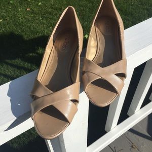 MeToo size 11 Pearl Beige low wedge heels